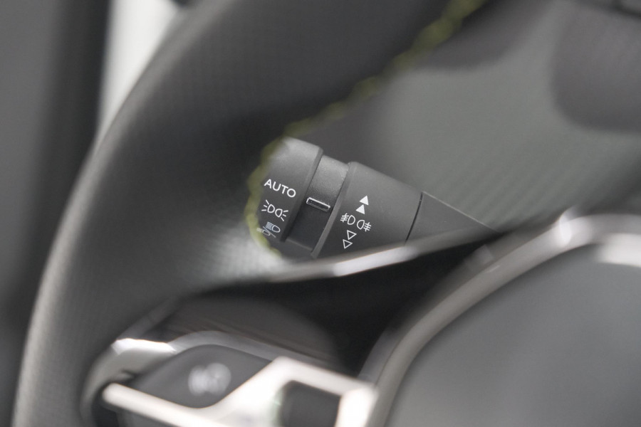 Peugeot 2008 PureTech 130 GT | Elektrisch Panoramadak | Camera | Dodehoekdetectie | Navigatie