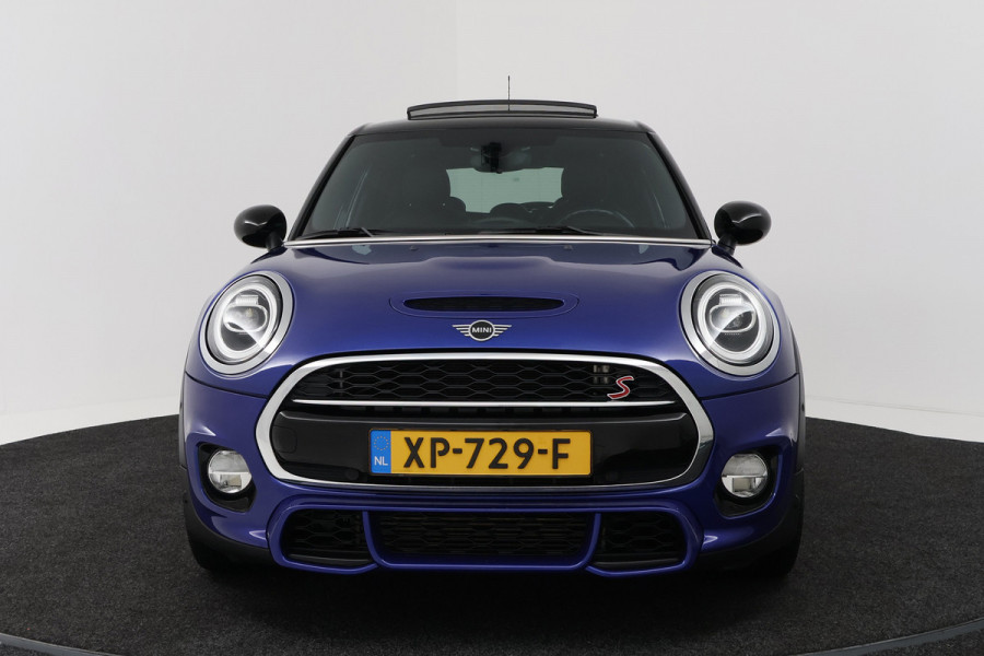 MINI Mini 2.0 Cooper S Knightsbridge Edition (PANORAMADAK, STOELVERWARMING, LEDER, HEAD-UP, LED, DEALER ONDERHOUDEN)