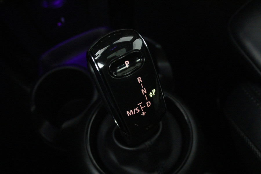 MINI Mini 2.0 Cooper S Knightsbridge Edition (PANORAMADAK, STOELVERWARMING, LEDER, HEAD-UP, LED, DEALER ONDERHOUDEN)