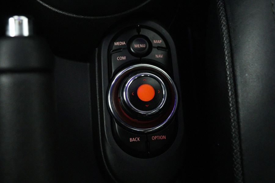 MINI Mini 2.0 Cooper S Knightsbridge Edition (PANORAMADAK, STOELVERWARMING, LEDER, HEAD-UP, LED, DEALER ONDERHOUDEN)