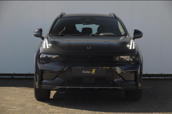 Lynk & Co 01 276PK Automaat Core / Adaptieve cruise control / Stoel - en stuurwielverarming / Parkeersensoren met camera / Apple carplay / Trekhaak / Metallic lak / 19" lichtmetalen velgen