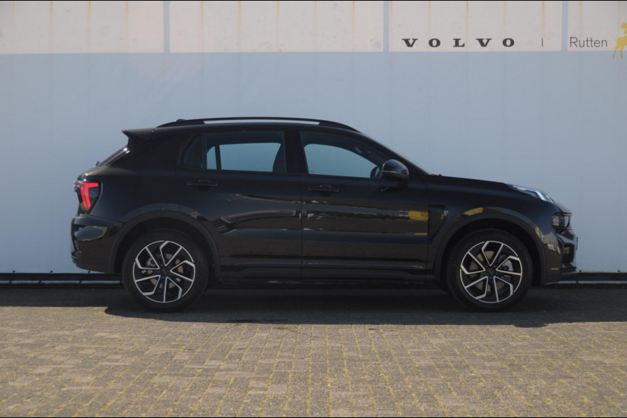 Lynk & Co 01 276PK Automaat Core / Adaptieve cruise control / Stoel - en stuurwielverarming / Parkeersensoren met camera / Apple carplay / Trekhaak / Metallic lak / 19" lichtmetalen velgen