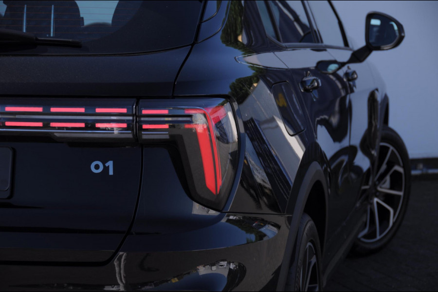 Lynk & Co 01 276PK Automaat Core / Adaptieve cruise control / Stoel - en stuurwielverarming / Parkeersensoren met camera / Apple carplay / Trekhaak / Metallic lak / 19" lichtmetalen velgen