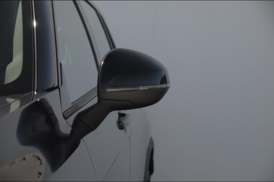Lynk & Co 01 276PK Automaat Core / Adaptieve cruise control / Stoel - en stuurwielverarming / Parkeersensoren met camera / Apple carplay / Trekhaak / Metallic lak / 19" lichtmetalen velgen