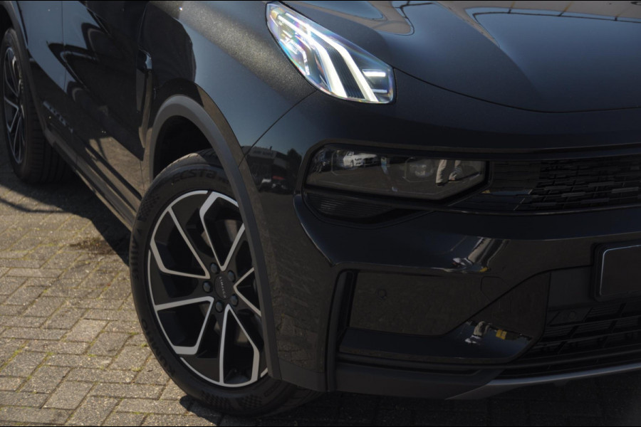 Lynk & Co 01 276PK Automaat Core / Adaptieve cruise control / Stoel - en stuurwielverarming / Parkeersensoren met camera / Apple carplay / Trekhaak / Metallic lak / 19" lichtmetalen velgen