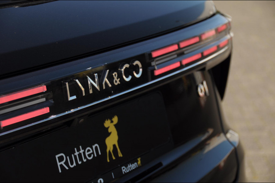 Lynk & Co 01 276PK Automaat Core / Adaptieve cruise control / Stoel - en stuurwielverarming / Parkeersensoren met camera / Apple carplay / Trekhaak / Metallic lak / 19" lichtmetalen velgen