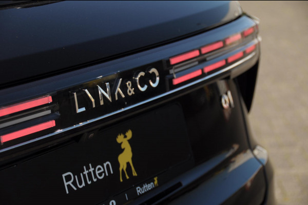 Lynk & Co 01 276PK Automaat Core / Adaptieve cruise control / Stoel - en stuurwielverarming / Parkeersensoren met camera / Apple carplay / Trekhaak / Metallic lak / 19" lichtmetalen velgen