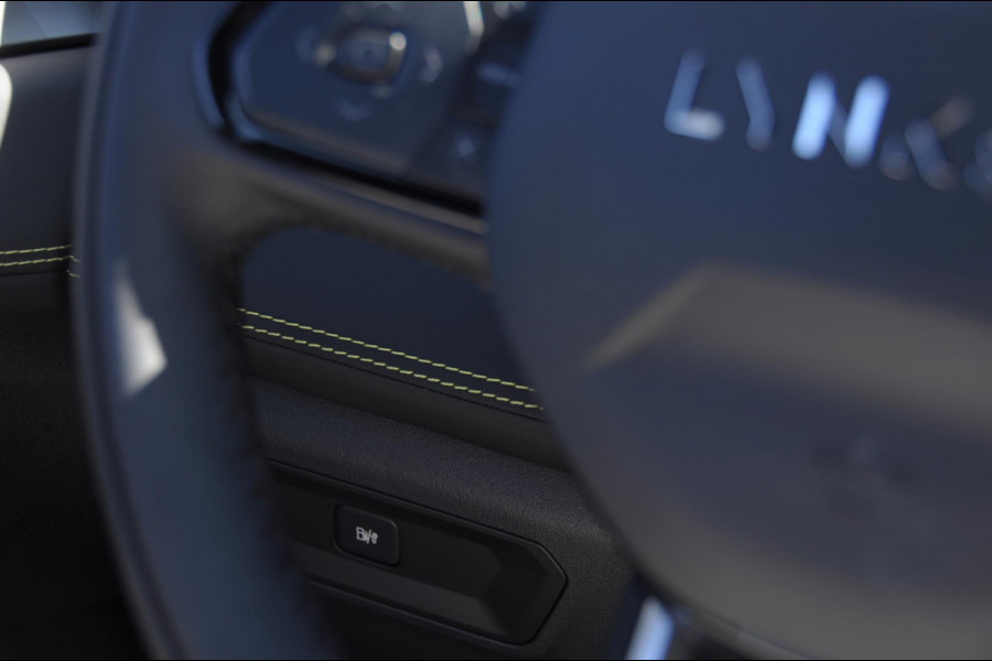 Lynk & Co 01 276PK Automaat Core / Adaptieve cruise control / Stoel - en stuurwielverarming / Parkeersensoren met camera / Apple carplay / Trekhaak / Metallic lak / 19" lichtmetalen velgen
