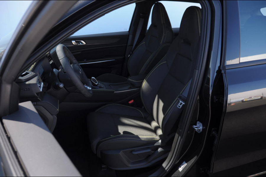 Lynk & Co 01 276PK Automaat Core / Adaptieve cruise control / Stoel - en stuurwielverarming / Parkeersensoren met camera / Apple carplay / Trekhaak / Metallic lak / 19" lichtmetalen velgen