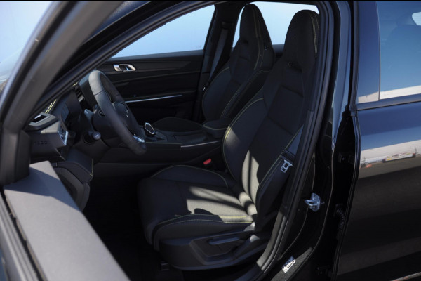 Lynk & Co 01 276PK Automaat Core / Adaptieve cruise control / Stoel - en stuurwielverarming / Parkeersensoren met camera / Apple carplay / Trekhaak / Metallic lak / 19" lichtmetalen velgen