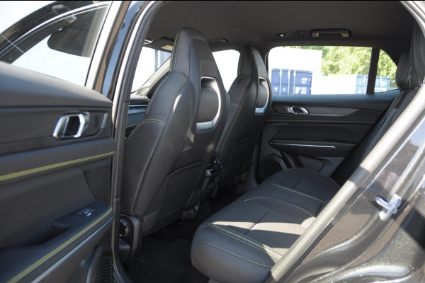 Lynk & Co 01 276PK Automaat Core / Adaptieve cruise control / Stoel - en stuurwielverarming / Parkeersensoren met camera / Apple carplay / Trekhaak / Metallic lak / 19" lichtmetalen velgen