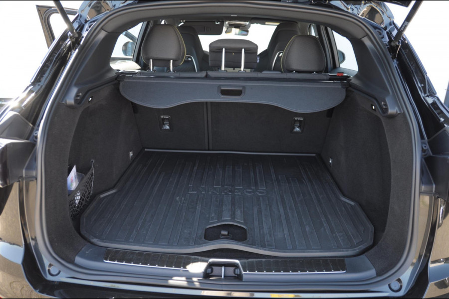 Lynk & Co 01 276PK Automaat Core / Adaptieve cruise control / Stoel - en stuurwielverarming / Parkeersensoren met camera / Apple carplay / Trekhaak / Metallic lak / 19" lichtmetalen velgen