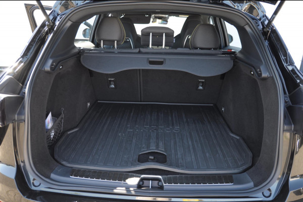 Lynk & Co 01 276PK Automaat Core / Adaptieve cruise control / Stoel - en stuurwielverarming / Parkeersensoren met camera / Apple carplay / Trekhaak / Metallic lak / 19" lichtmetalen velgen