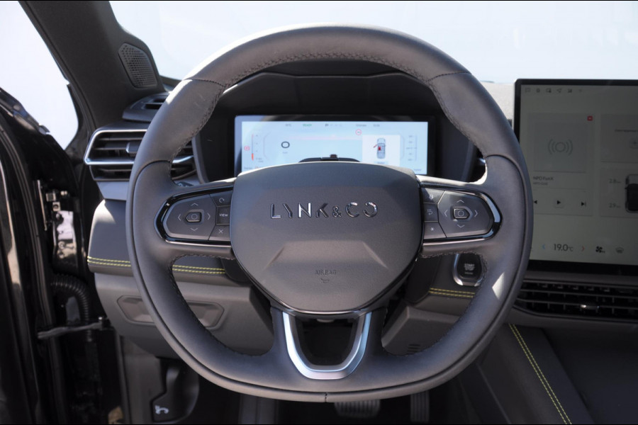 Lynk & Co 01 276PK Automaat Core / Adaptieve cruise control / Stoel - en stuurwielverarming / Parkeersensoren met camera / Apple carplay / Trekhaak / Metallic lak / 19" lichtmetalen velgen
