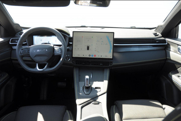 Lynk & Co 01 276PK Automaat Core / Adaptieve cruise control / Stoel - en stuurwielverarming / Parkeersensoren met camera / Apple carplay / Trekhaak / Metallic lak / 19" lichtmetalen velgen