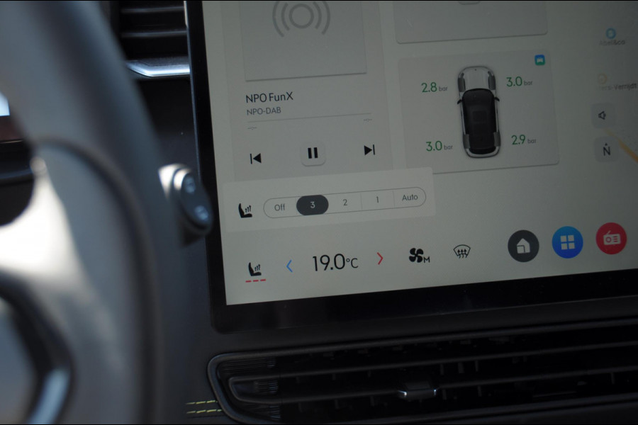 Lynk & Co 01 276PK Automaat Core / Adaptieve cruise control / Stoel - en stuurwielverarming / Parkeersensoren met camera / Apple carplay / Trekhaak / Metallic lak / 19" lichtmetalen velgen