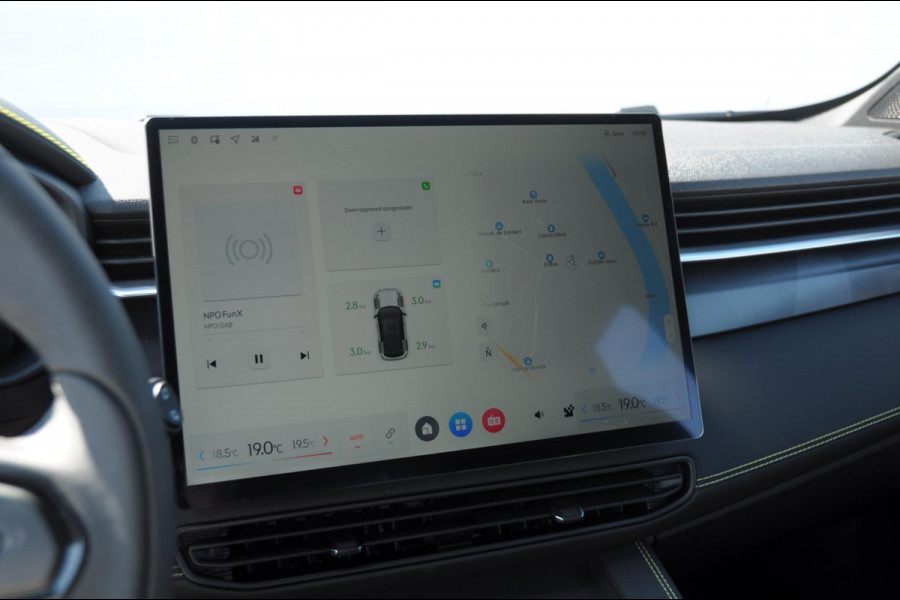 Lynk & Co 01 276PK Automaat Core / Adaptieve cruise control / Stoel - en stuurwielverarming / Parkeersensoren met camera / Apple carplay / Trekhaak / Metallic lak / 19" lichtmetalen velgen