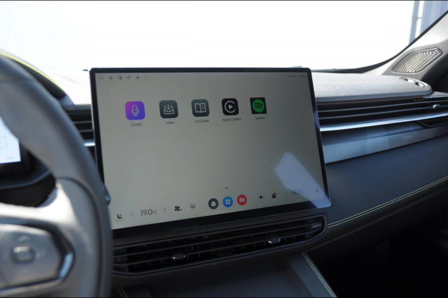 Lynk & Co 01 276PK Automaat Core / Adaptieve cruise control / Stoel - en stuurwielverarming / Parkeersensoren met camera / Apple carplay / Trekhaak / Metallic lak / 19" lichtmetalen velgen