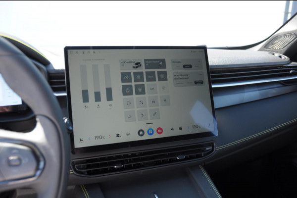Lynk & Co 01 276PK Automaat Core / Adaptieve cruise control / Stoel - en stuurwielverarming / Parkeersensoren met camera / Apple carplay / Trekhaak / Metallic lak / 19" lichtmetalen velgen