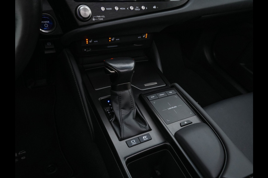Lexus ES 300h Business Line (INCL.BTW) Aut. *PANO | LEATHER | FULL-LED | ADAPTIVE-CRUISE | BLIND-SPOT | KEYLESS | CAMERA | HEATED-COMFORTSEATS | NAVI-FULLMAP | PRIVACY-GLASS | SHIFT-PADDLES | ECC | PDC | 19''ALU*