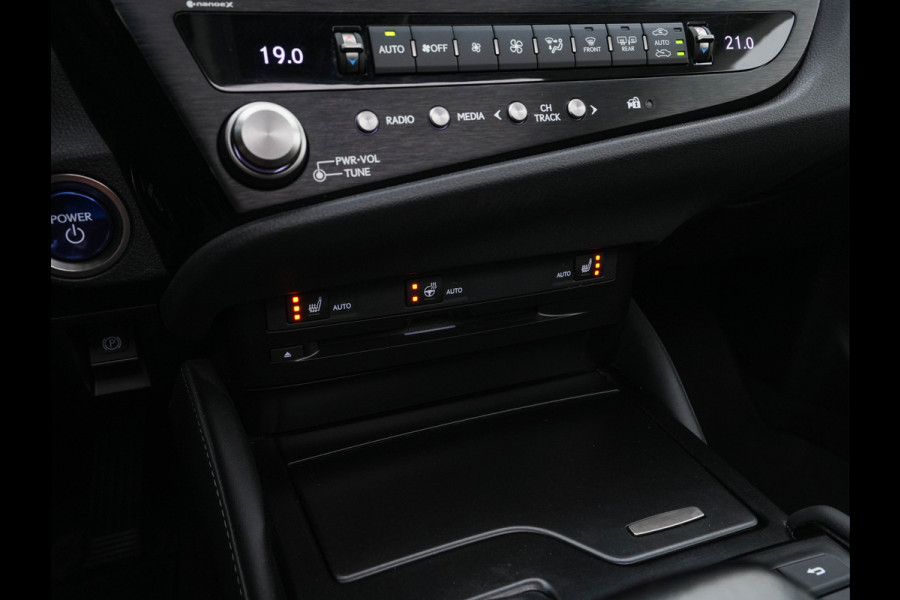 Lexus ES 300h Business Line (INCL.BTW) Aut. *PANO | LEATHER | FULL-LED | ADAPTIVE-CRUISE | BLIND-SPOT | KEYLESS | CAMERA | HEATED-COMFORTSEATS | NAVI-FULLMAP | PRIVACY-GLASS | SHIFT-PADDLES | ECC | PDC | 19''ALU*