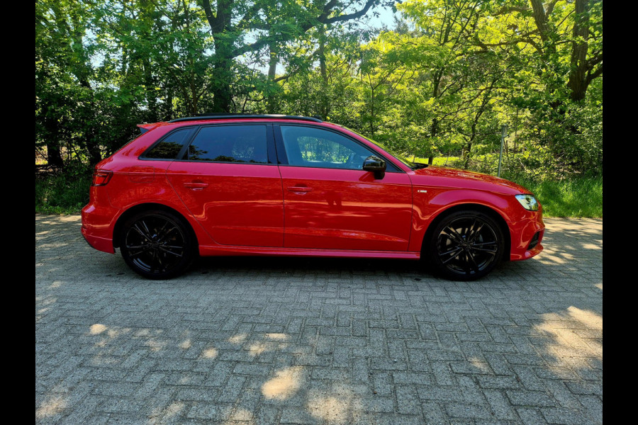 Audi A3 Sportback 35 TFSI S Line black line . Panoramadak . Matrix . 54000 km