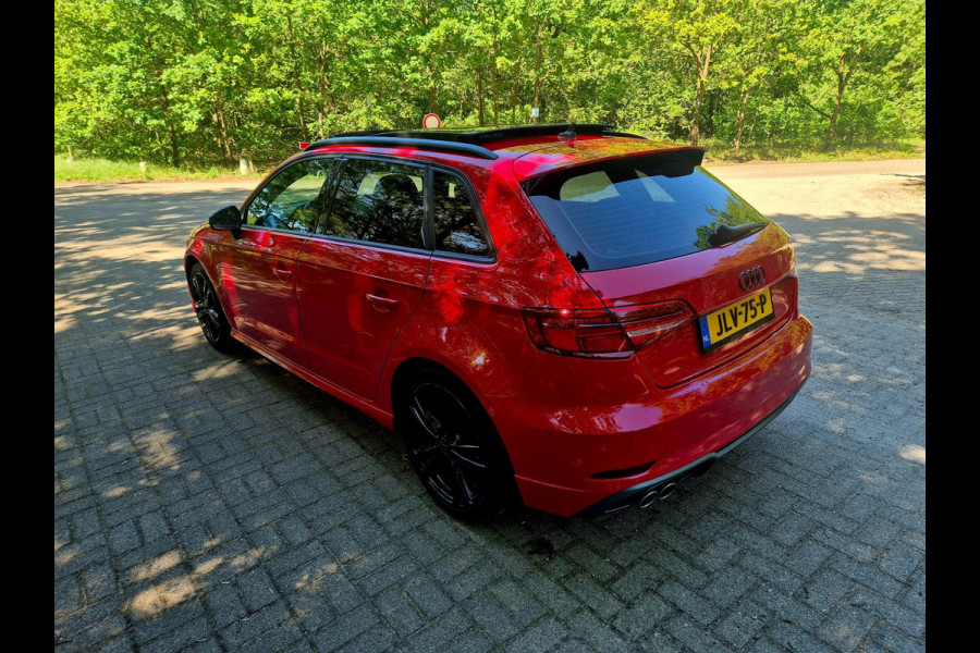 Audi A3 Sportback 35 TFSI S Line black line . Panoramadak . Matrix . 54000 km