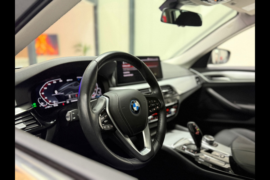 BMW 5 Serie Touring 520e | Plug-in Hybride | Elek. Trekhaak | Virtual Cockpit | LED