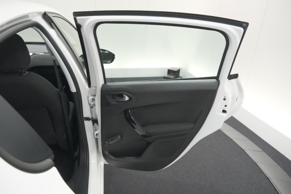Peugeot 208 PureTech 82 Signature | Parkeersensoren | Apple Carplay | Pack Connect | Armsteun