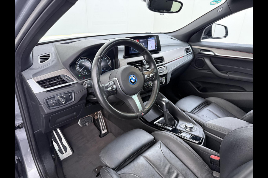 BMW X2 xDrive25e M SPORT Business Edition Plus VAN: 31.900,- VOOR: 29.330,- UW WKVOORDEEL: 2.570,- | BOMVOL | PHEV| PANO| NAP| STOEL + STUURVERWARMING| COMFORT ACCESS| ELEK. ACHTERKLEP| AFNEEMBARE TREKHAAK| HUD| ACHTERUITRIJCAMERA| APPLE CARPLAY