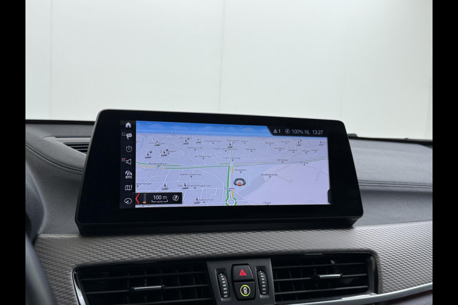 BMW X2 xDrive25e M SPORT Business Edition Plus VAN: 31.900,- VOOR: 29.330,- UW WKVOORDEEL: 2.570,- | BOMVOL | PHEV| PANO| NAP| STOEL + STUURVERWARMING| COMFORT ACCESS| ELEK. ACHTERKLEP| AFNEEMBARE TREKHAAK| HUD| ACHTERUITRIJCAMERA| APPLE CARPLAY