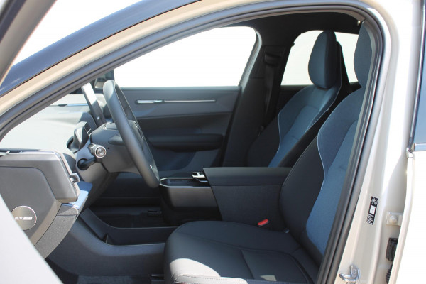 Volvo EX30 272PK Automaat Single Motor Ext. Range Plus Europa Elektrisch verstelbare voorstoelen / Verwarmbare voorstoelen en verwarmbaar stuurwiel / 20" lichtmetalen velgen