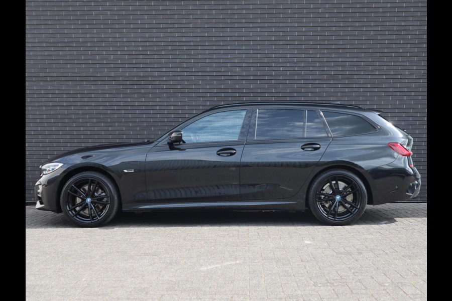 BMW 3 Serie Touring 320e xDrive High Executive M Sport Pakket Automaat / Live Cockpit Professional / Adaptief M Onderstel / Panoramadak / Stoelverwarming / Extra Getint Glas / LED / 19 Inch / Hifi / Lichtpakket