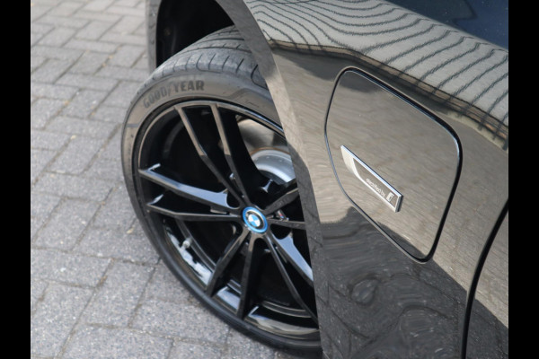BMW 3 Serie Touring 320e xDrive High Executive M Sport Pakket Automaat / Live Cockpit Professional / Adaptief M Onderstel / Panoramadak / Stoelverwarming / Extra Getint Glas / LED / 19 Inch / Hifi / Lichtpakket