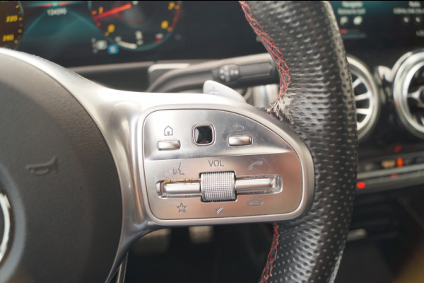 Mercedes-Benz Glb 180 Automaat AMG Business Solution -PANO-ECC-TREKHAAK-