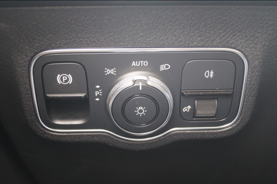 Mercedes-Benz Glb 180 Automaat AMG Business Solution -PANO-ECC-TREKHAAK-