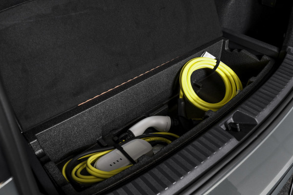 Volkswagen Tayron 1.5 eHybrid 272 PK R-Line Edition | Black Style | 15 inch Navi | Elek. Trekhaak | IQ Light | HUD | S/K-Panodak | Dig. Cockpit | Adapt. Cruise | Stoel-+Stuurverw. | 360 Camera | NAV + App. Connect | ECC | Elek. Klep | LM 20" | 9286