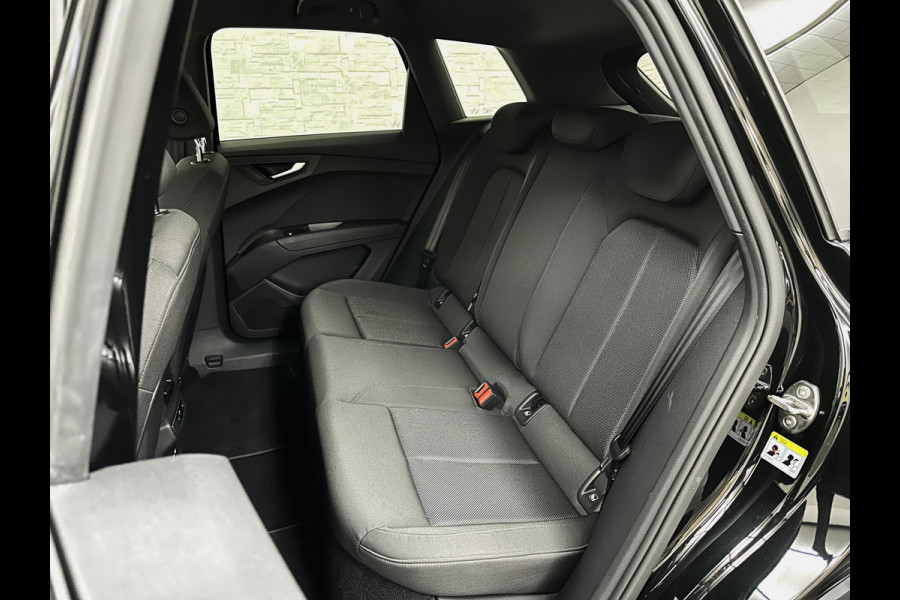 Audi Q4 e-tron 45 Quattro S-Line 77 / 82 kWh | ACC | Matrix-LED | Keyless-Entry | Standkachel | Carplay | 27150,= exc. btw | Lane Assist | 3-Zone Clima | Stoelverwarming | Getint Glas | Autom. Parkeren | Virtual Cockpit |