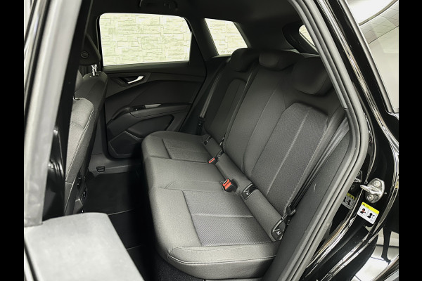 Audi Q4 e-tron 45 Quattro S-Line 77 / 82 kWh | ACC | Matrix-LED | Keyless-Entry | Standkachel | Carplay | 27150,= exc. btw | Lane Assist | 3-Zone Clima | Stoelverwarming | Getint Glas | Autom. Parkeren | Virtual Cockpit |