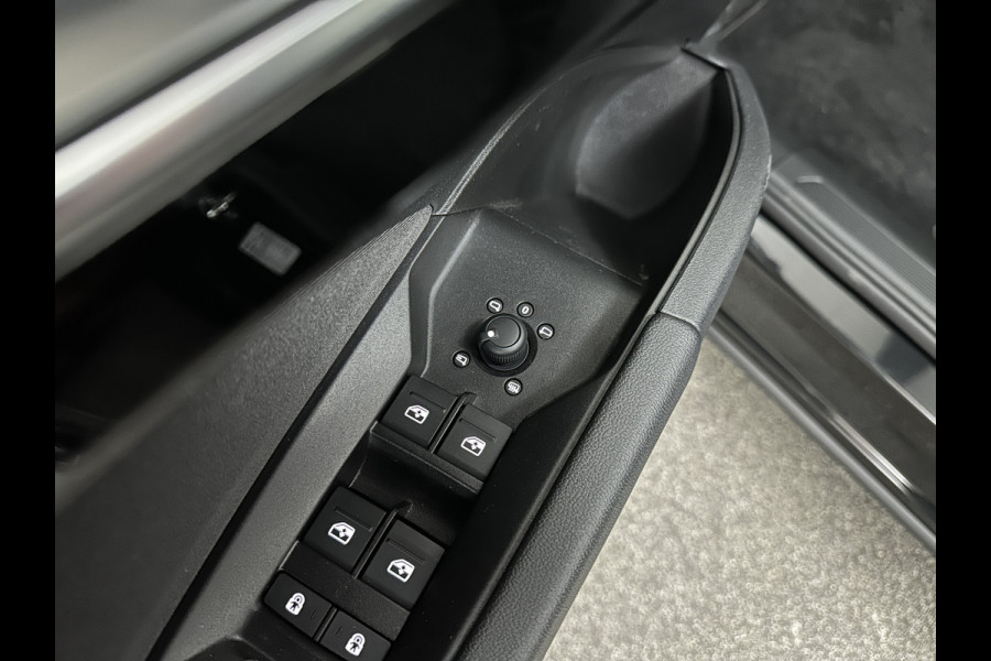 Audi Q4 e-tron 45 Quattro S-Line 77 / 82 kWh | ACC | Matrix-LED | Keyless-Entry | Standkachel | Carplay | 27150,= exc. btw | Lane Assist | 3-Zone Clima | Stoelverwarming | Getint Glas | Autom. Parkeren | Virtual Cockpit |
