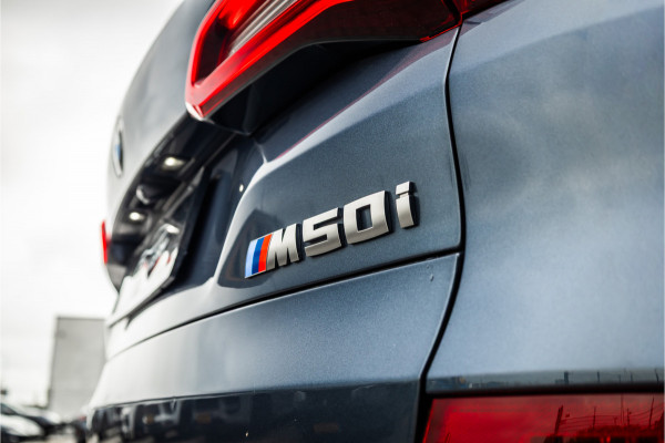 BMW X5 M50i Executive - Grijs Kenteken | M Sport | Panorama | Memory | 360 Camera