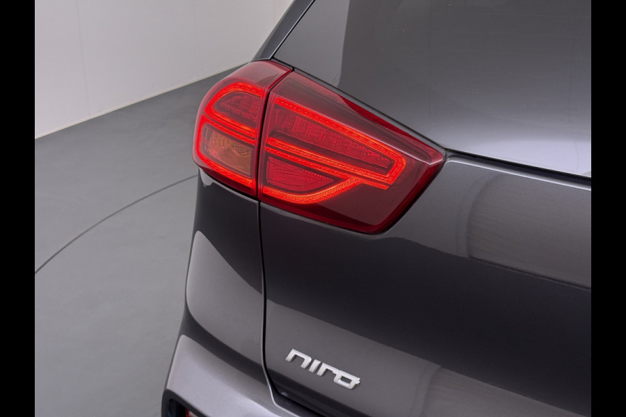 Kia e-Niro 204pk AUT. ExecutiveLine 64kWh SOH 100% Fase 3 Warmtepomp Leder Elek.Stoel+Memory JBL®-Audio Navi Ecc Camera Apple Carplay Andro Stoelverwarming+Koeling Stuurverwarming Lmv Privacy Glas DAB Vess Lane Assist Blind Spot Origineel Nederlandse Auto Dealeronderhouden