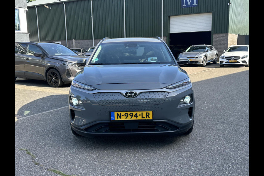 Hyundai Kona EV Premium 64 kWh SOH 97% | 12 MND BOVAG GARANTIE | STOEL/STUURVERWARMING | ELEK. STOELEN | DODEHOEK | KEYLESS | ACHTERUITRIJ CAMERA | HEAD UP | ADAP. CRUISE |