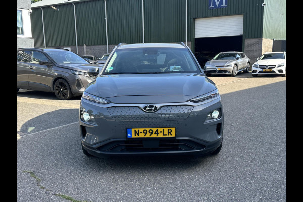 Hyundai Kona EV Premium 64 kWh SOH 97% | 12 MND BOVAG GARANTIE | STOEL/STUURVERWARMING | ELEK. STOELEN | DODEHOEK | KEYLESS | ACHTERUITRIJ CAMERA | HEAD UP | ADAP. CRUISE |