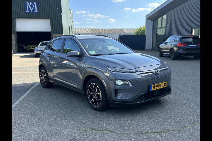 Hyundai Kona EV Premium 64 kWh SOH 97% | 12 MND BOVAG GARANTIE | STOEL/STUURVERWARMING | ELEK. STOELEN | DODEHOEK | KEYLESS | ACHTERUITRIJ CAMERA | HEAD UP | ADAP. CRUISE |
