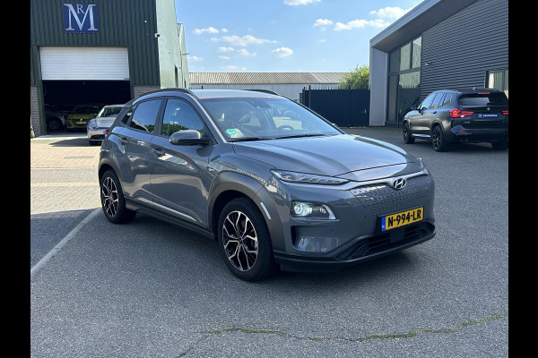Hyundai Kona EV Premium 64 kWh SOH 97% | 12 MND BOVAG GARANTIE | STOEL/STUURVERWARMING | ELEK. STOELEN | DODEHOEK | KEYLESS | ACHTERUITRIJ CAMERA | HEAD UP | ADAP. CRUISE |