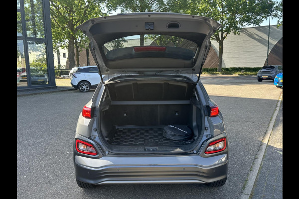 Hyundai Kona EV Premium 64 kWh SOH 97% | 12 MND BOVAG GARANTIE | STOEL/STUURVERWARMING | ELEK. STOELEN | DODEHOEK | KEYLESS | ACHTERUITRIJ CAMERA | HEAD UP | ADAP. CRUISE |