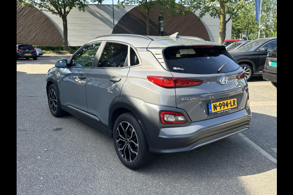 Hyundai Kona EV Premium 64 kWh SOH 97% | 12 MND BOVAG GARANTIE | STOEL/STUURVERWARMING | ELEK. STOELEN | DODEHOEK | KEYLESS | ACHTERUITRIJ CAMERA | HEAD UP | ADAP. CRUISE |