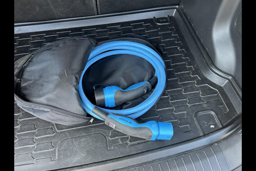 Hyundai Kona EV Premium 64 kWh SOH 97% | 12 MND BOVAG GARANTIE | STOEL/STUURVERWARMING | ELEK. STOELEN | DODEHOEK | KEYLESS | ACHTERUITRIJ CAMERA | HEAD UP | ADAP. CRUISE |