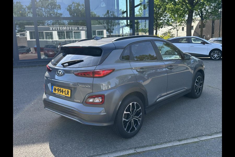 Hyundai Kona EV Premium 64 kWh SOH 97% | 12 MND BOVAG GARANTIE | STOEL/STUURVERWARMING | ELEK. STOELEN | DODEHOEK | KEYLESS | ACHTERUITRIJ CAMERA | HEAD UP | ADAP. CRUISE |